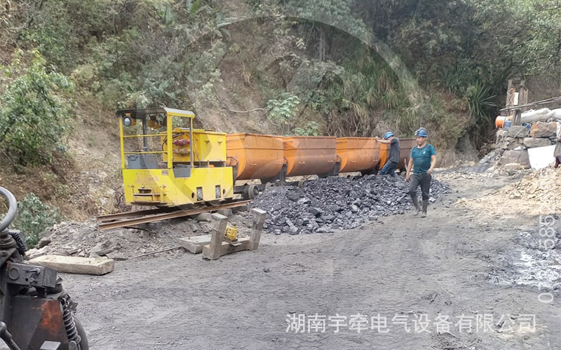 2.5噸防爆蓄電池電機(jī)車(chē)海外煤礦運(yùn)行視頻.jpg