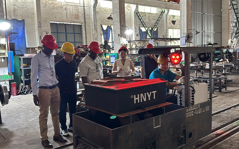 海外客戶來廠采購(gòu)礦用電機(jī)車 1.jpg