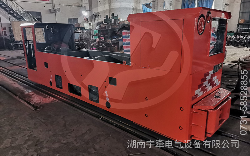 雙駕駛室8噸防爆蓄電池電機(jī)車發(fā)貨 1.jpg